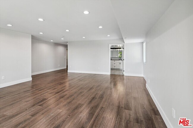 Building Photo - 819 E La Palma Dr