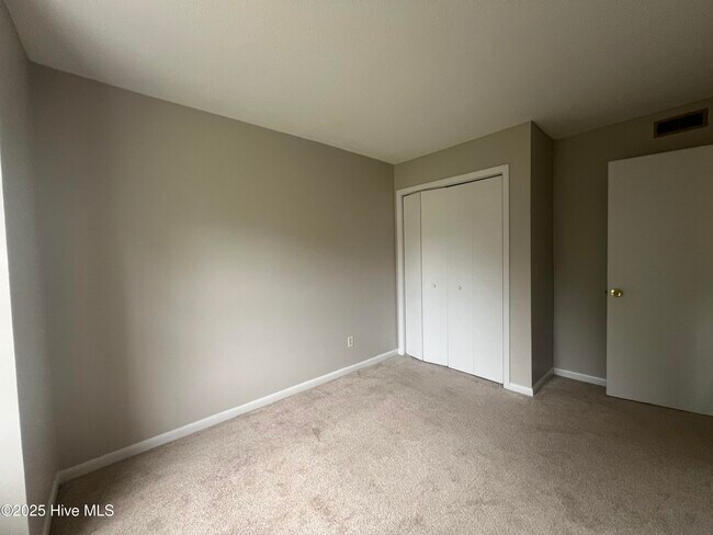 Building Photo - 117 Palace Cir