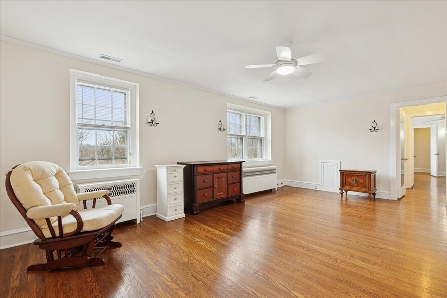 Building Photo - 134 Yew Rd