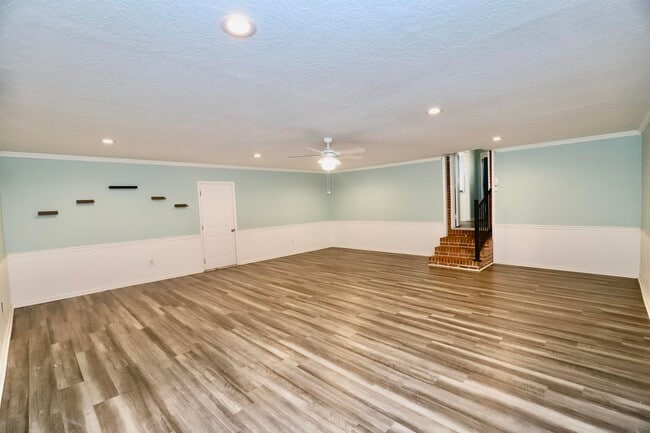 Building Photo - 807 N Guignard Dr