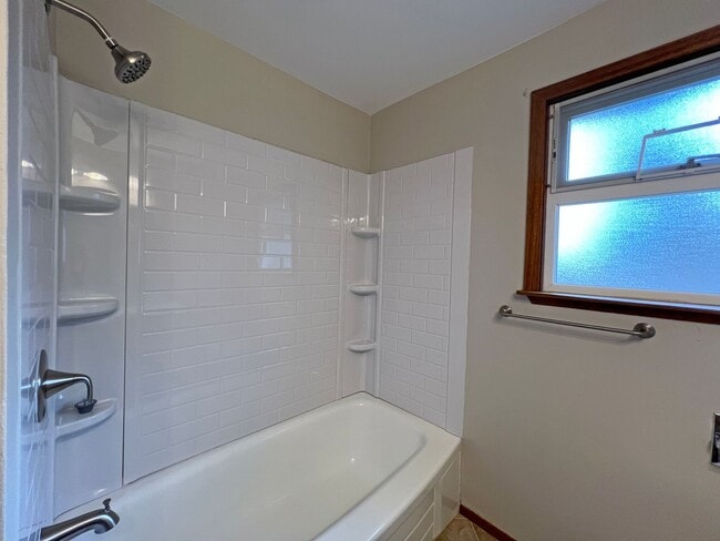 Building Photo - North Burien Rambler home - 3 bedrooms and...