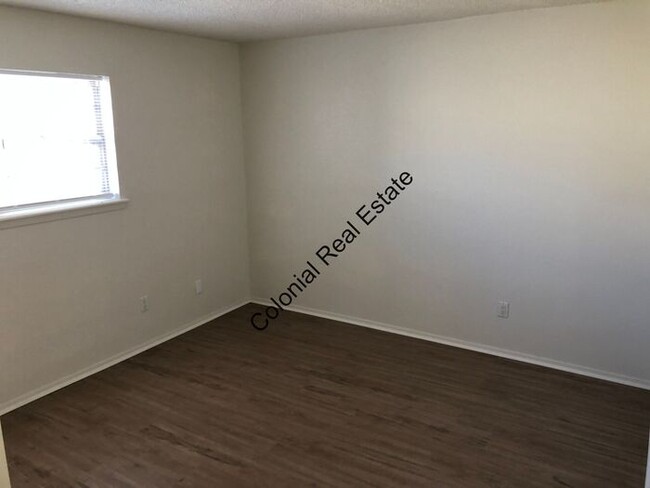 Building Photo - Newly updated 2 bed 2 bath apartment