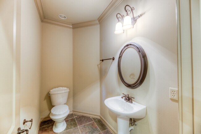 Building Photo - 1333 E 41st Pl