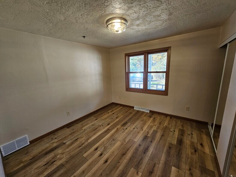 Building Photo - 533 Lakeshore Ct