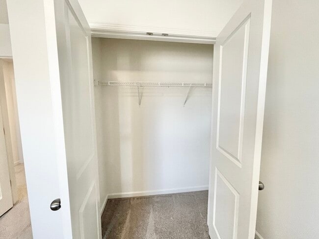 Building Photo - Three bedroom 2 1/2 bath townhome availabl...