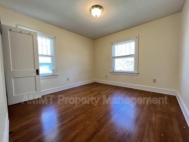 Building Photo - 421 19th St NE