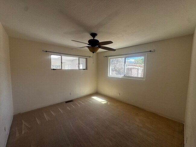 Building Photo - 3 Bed / 2 Bath Home Near Jerry Cline Park & Tennis Courts