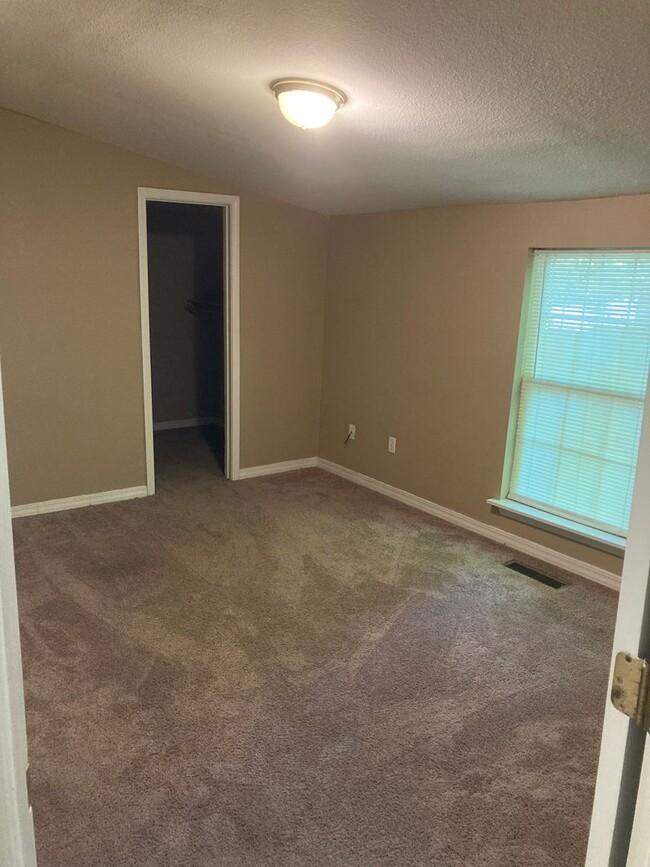 Building Photo - Walking Distance from Campus and Downtown ...