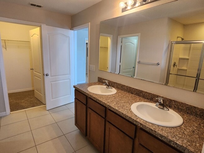 Building Photo - Lake Front House 4 Bedroom 3 Bathroom