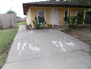 Building Photo - Three-Bedroom Home in Auburndale