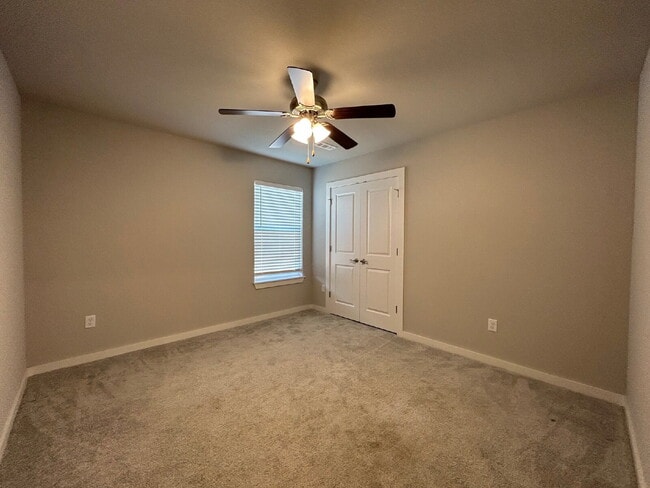 Building Photo - "Move in Special!! Half off first month's rent if signed by 11/30!  3-Bed Sanctuary in Farmington...