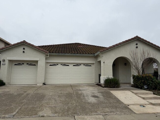 Building Photo - 4 Bed/ 3 Bath House