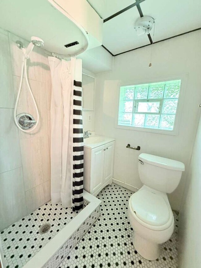Building Photo - Spacious 2 bedroom house in Penn Hills!!!