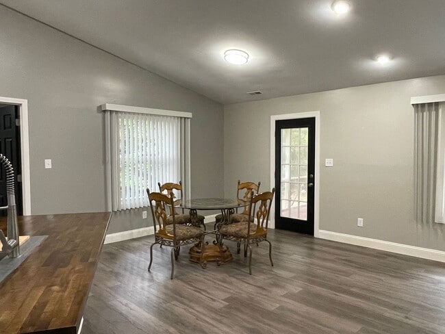 Building Photo - Newly Renovated Home