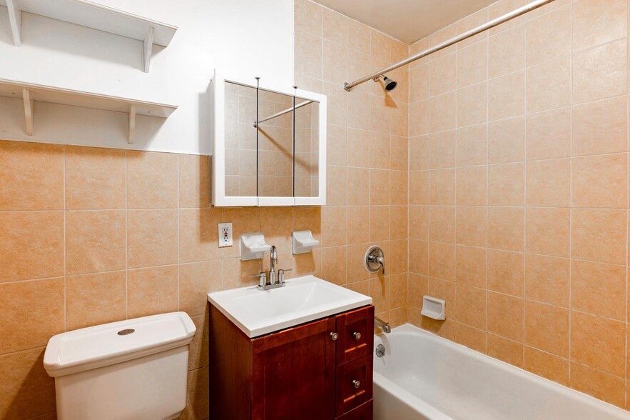 Building Photo - Sunlit Brooklyn Gem | Charming Apartment in a Prime Neighborhood