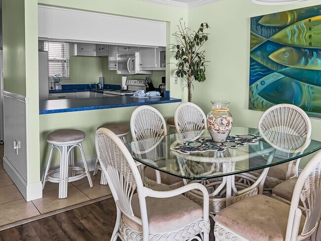 Building Photo - Amazing 3-Bed Condo with HUGE porch on the beach