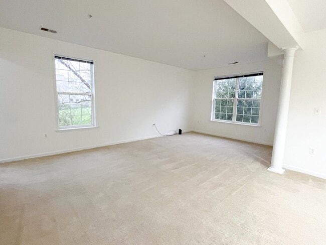 Building Photo - Sizable End Unit Townhome in Wheaton w/ 2 Car Garage!