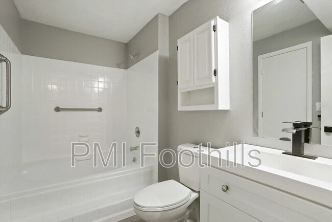 Building Photo - 832 S Vance St