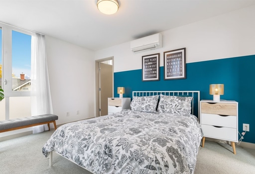 Building Photo - Stunning 2 bedroom w/rooftop deck in Beacon Hill!