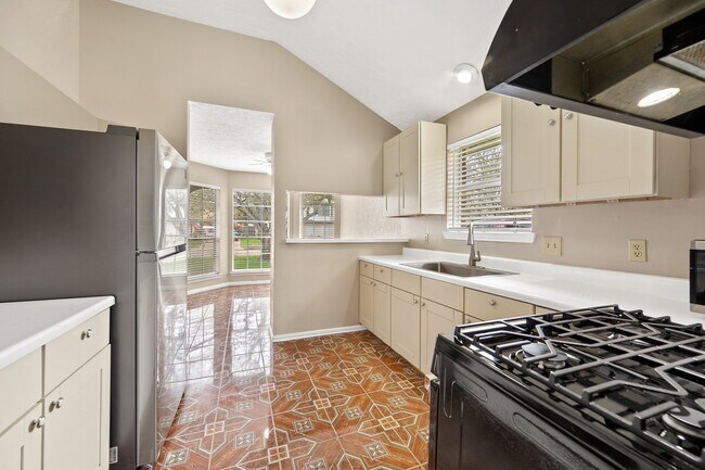 Building Photo - 16019 Mission Village Dr