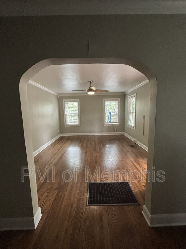 Building Photo - 579 Loeb St
