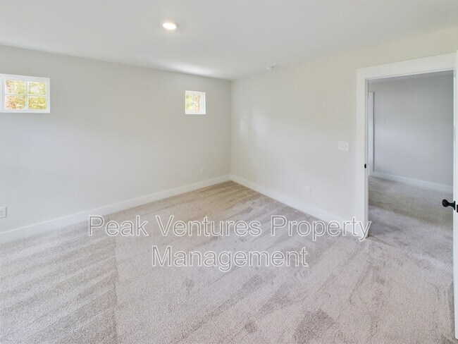 Building Photo - 113 Norbert Ln