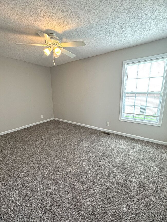 Building Photo - 205 Tree Line Dr