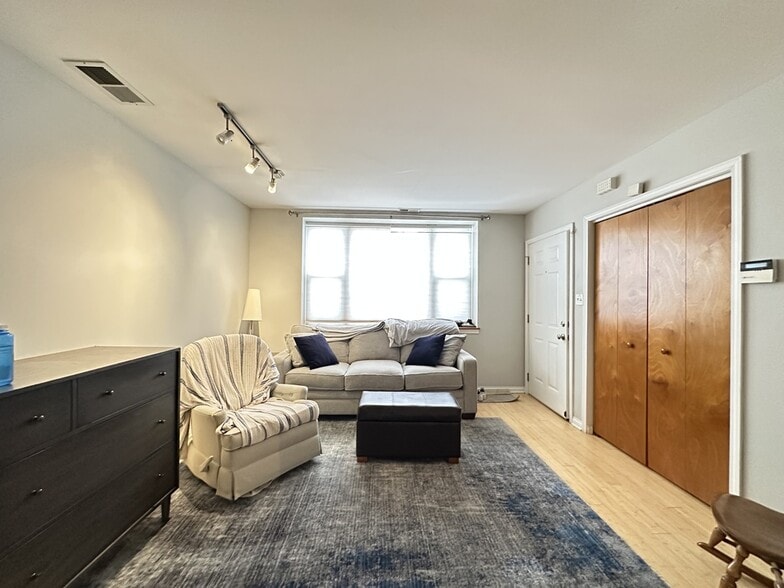 Building Photo - 1636 W Ohio St