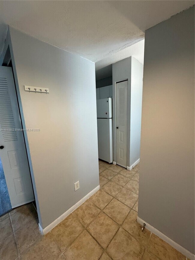 Building Photo - 905 Coral Club Dr