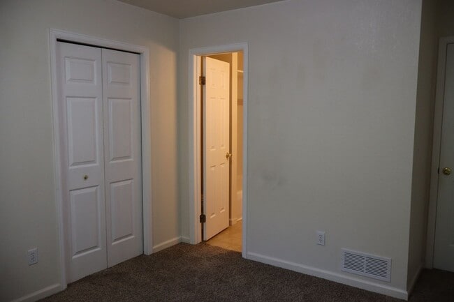 Building Photo - Cozy & Spacious 3-Bedroom Townhome In Fort...
