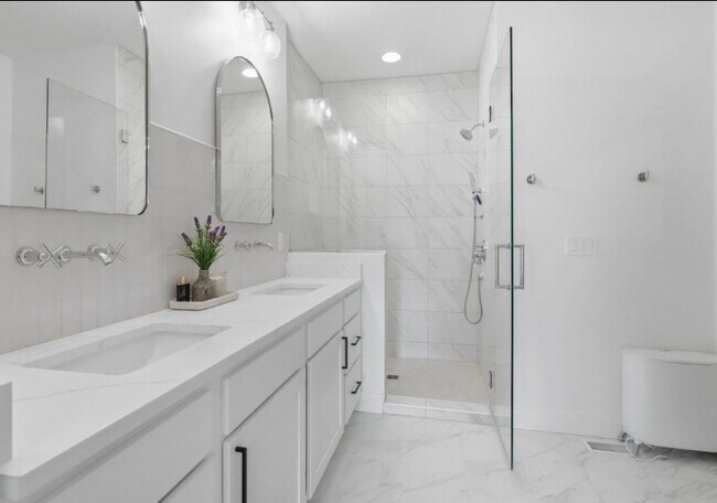 Building Photo - 1 Country Club Ct