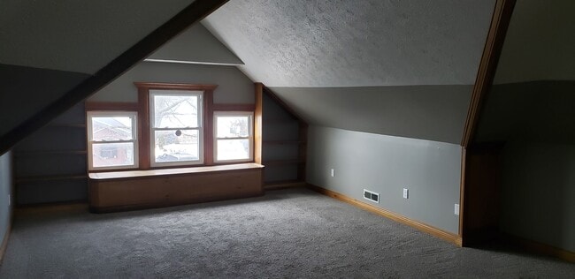 Building Photo - 3 bedroom 2 bath