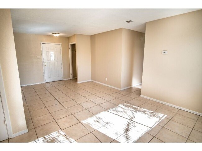 Building Photo - Nice and Convenient Home