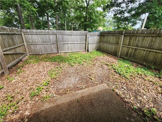 Building Photo - Updated and charming townhouse in heart of...