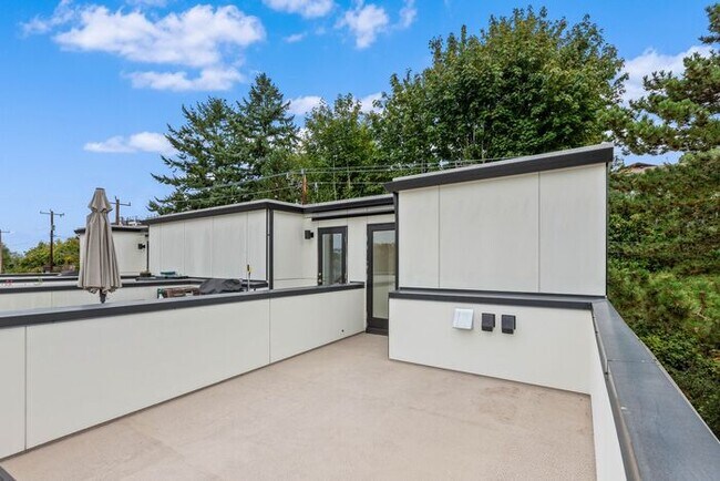 Building Photo - Sweet Ultra-Modern Air-Conditioned West Seattle Townhome w/ Parking