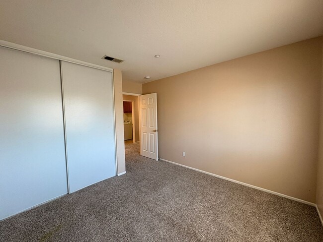 Building Photo - 4 Bed, 2.5 Bath in Riverside!