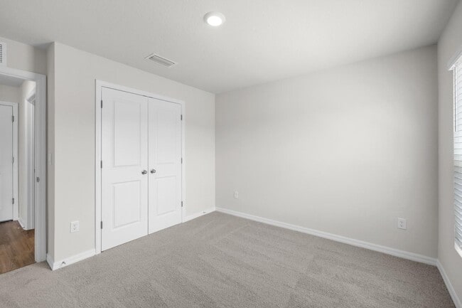 Building Photo - Spacious 5 Bedroom in Parrish!