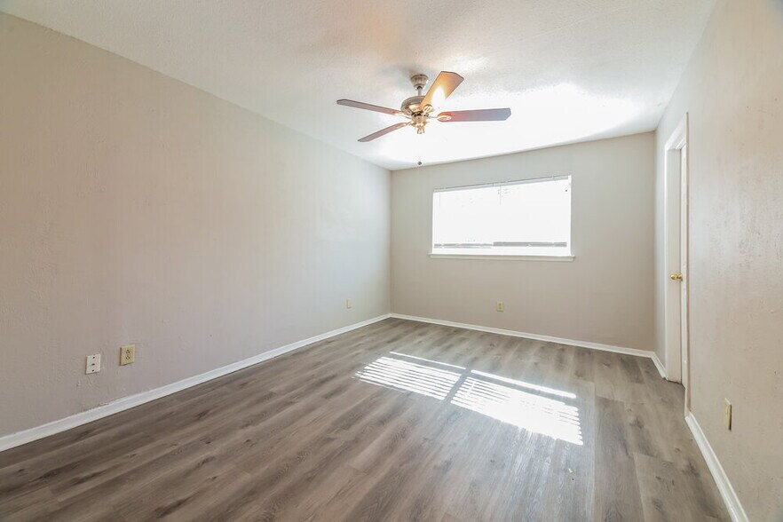 Building Photo - 742 Yale Dr