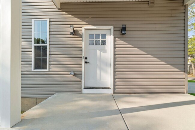 Building Photo - 447 Redwood Ave
