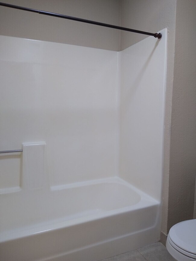 Building Photo - Charming 2 Bedroom 2 Bath w/ Large Yard, 1 Car Garage and Central Air/Heat