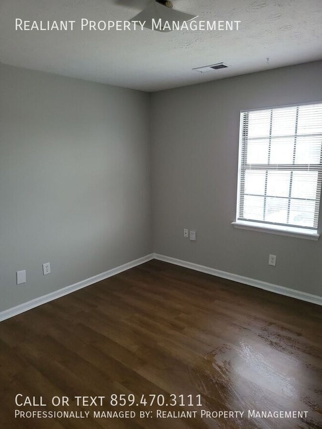 Building Photo - 425 Lenney Dr