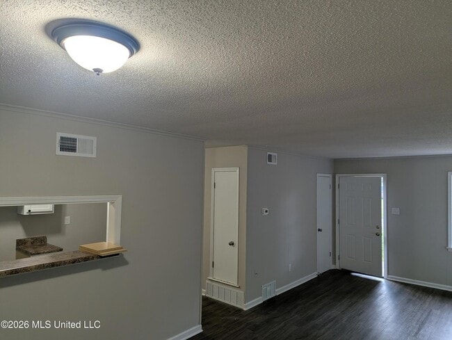 Building Photo - 2628 Hillcrest Dr