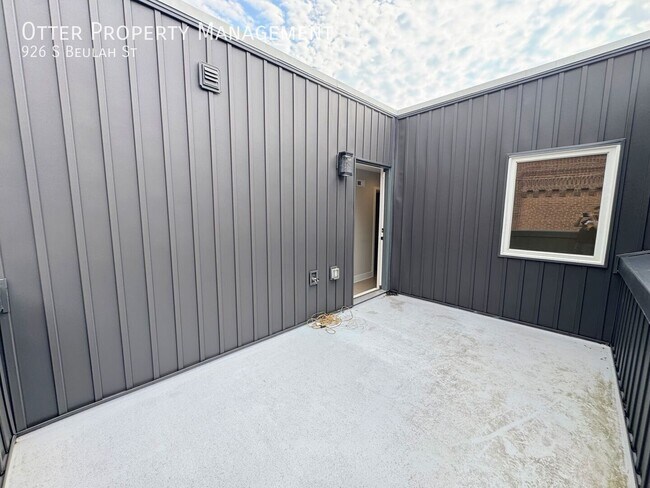 Building Photo - 926 S Beulah St