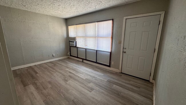 Building Photo - $649 - 2 bed 1 bath - Single Family Home