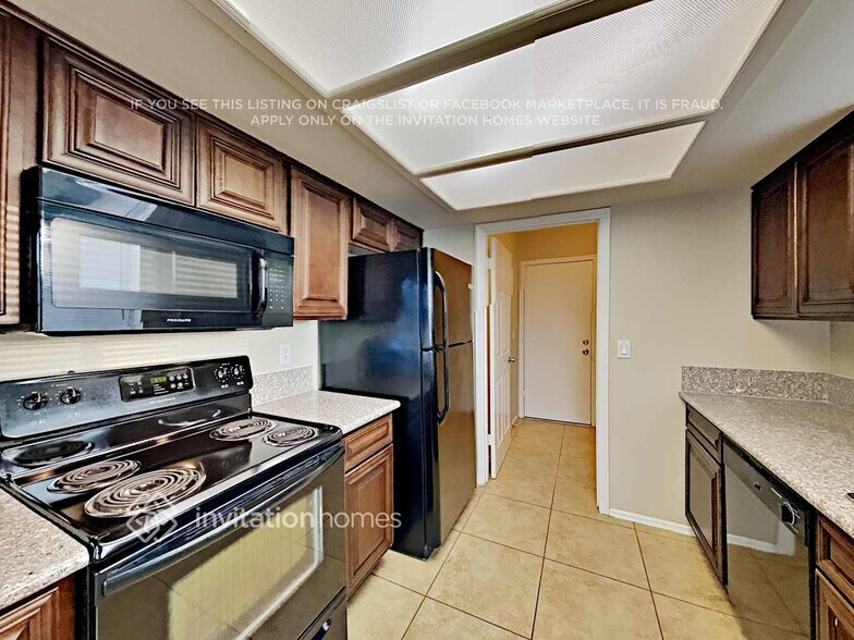 Building Photo - 7460 E Dewan Ave