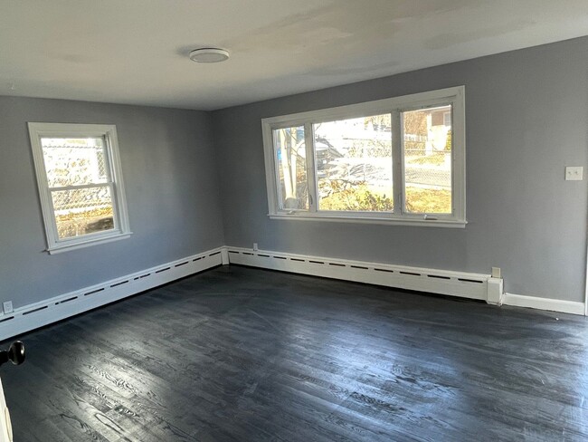 Building Photo - Newly renovated 5 bedroom single family ho...