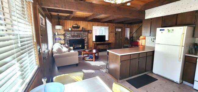 Building Photo - Unfurnished 4 Bed, 2 Bath with Garage.  Amazing Location on Dead-End Street with Forest Access!