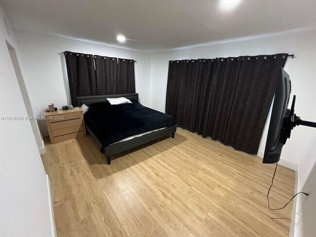 Building Photo - 1480 NE 151st St