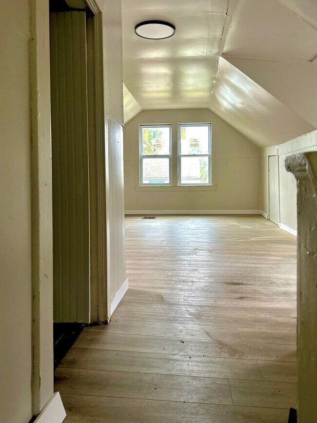 Building Photo - 2-Bedroom Single Family Home