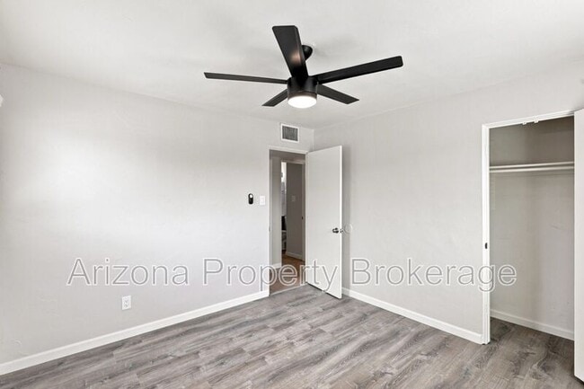 Building Photo - 3302 W Solano Dr S